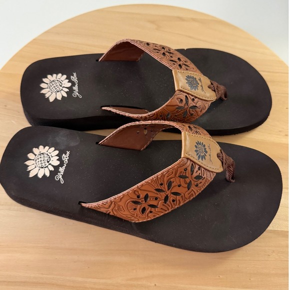 Yellow Box Women's Flip Flops Thong Sandals Brown Floral Cutout Size 8 - Picture 4 of 6